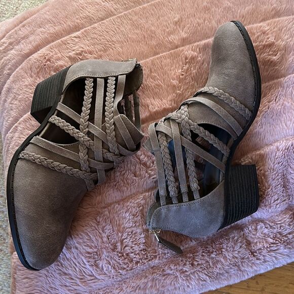 Fergalicious taupe gray criss cross booties size 7 like new - Picture 1 of 5